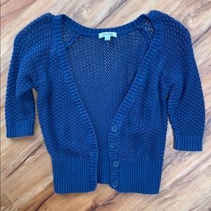 Crocheted cropped blue cardigan with 3/4 sleeve.